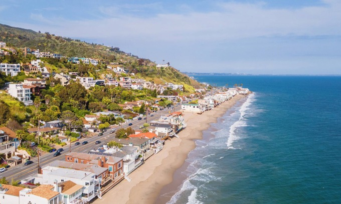 Eastern Malibu Villa | Villa Della Spiaggia Malibu -Beach Access right across the PCH