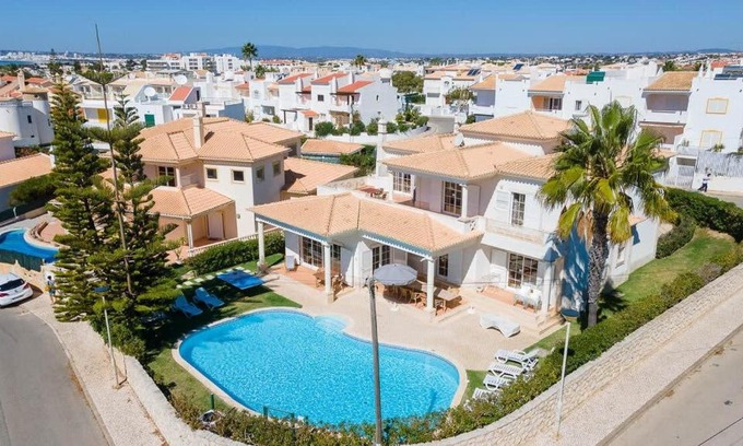 Gale House | Villa Gale Grande - bright airy property with a private pool