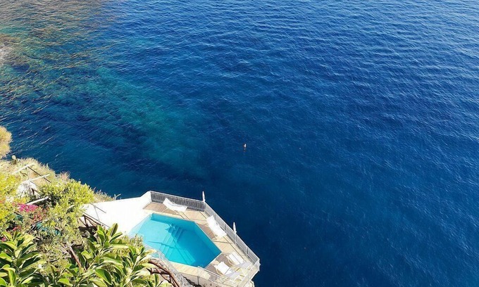 Conca dei Marini Villa | Villa Lilium: A bright villa built sheer above the sea and with direct access to the sea, with Free WI-FI.