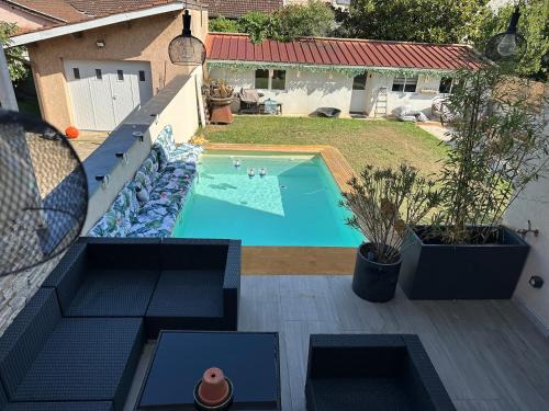 Santy - La Plaine Villa | Villa lyon 8e, 8 personnes Piscine jardin, parking privé, terrain de pétanque
