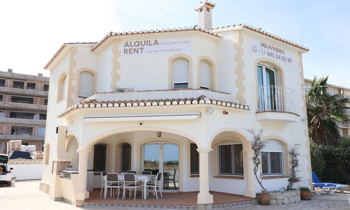 Molinell Ski Chalet | Villa on the beach with private pool - holaVivienda Inmobiliaria