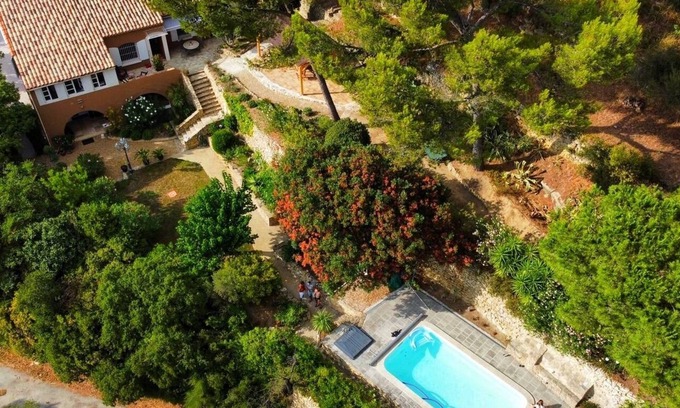 Cornillon-Confoux Villa | Villa Provencal : Écrin de Verdure Dans le Village Perché de Cornillon Confoux