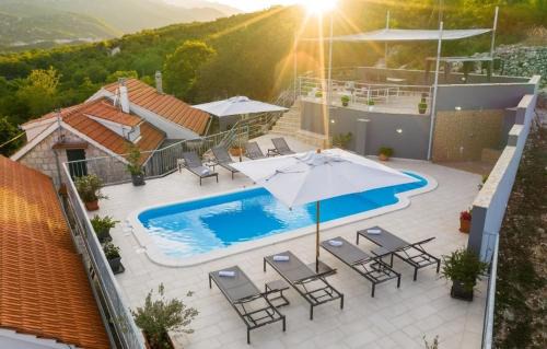 Biokovsko Selo House | Villa Vito - with heated pool, whirlpool, gym