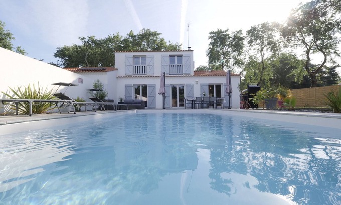 Saint-Jean-de-Monts Ski Chalet | Villa with pool for 8