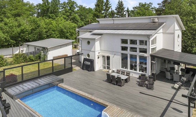 Farsta Villa | Villa with pool near Stockholm city