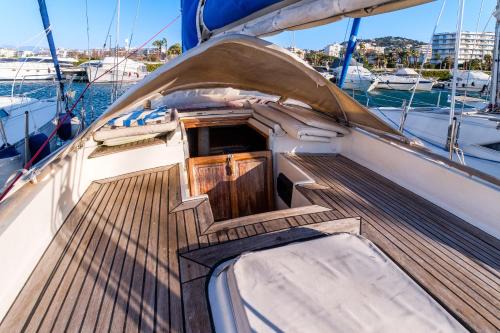 Pointe Croisette Boat Rental | Voilier de 12m à Quai Port Canto