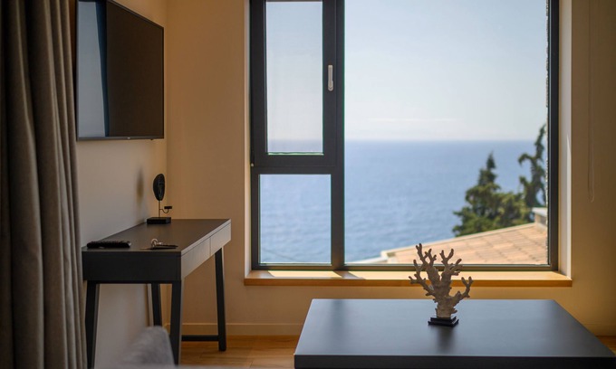 Lefktron Hotel | VRAHOS Executive Suite, Mani Suites