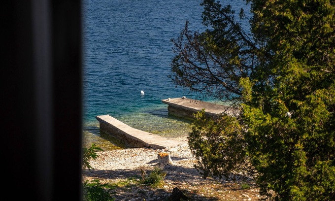 Cove Tri Zala (Zrnovo) Bed & Breakfast | Vrnik Arts Club