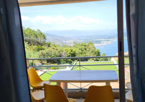 Theoule-sur-Mer Apartment | VUE MER ET ESTEREL SUR LA BAIE DE CANNES