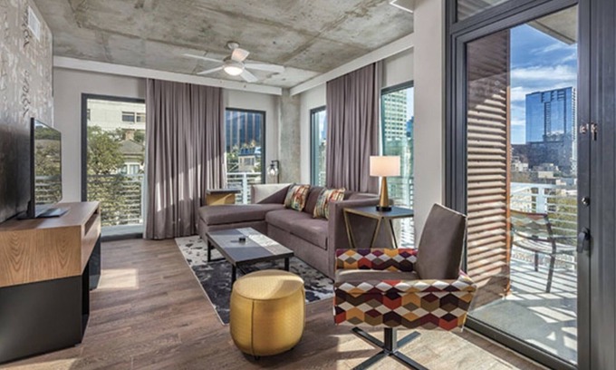 Civic District Resort | Walk to 6th St! Sleeps 6 with Rooftop Pool