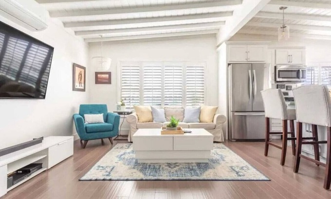 El Porto Apartment | Walk to beach from the newly renovated home