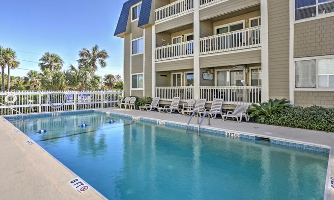 Isle of Palms Apartment | Walk to Beach! Isle of Palms Condo with Pool Access