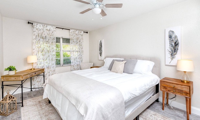 New Port Richey House | Walk to dwnt/7min to beach/king bed/free parking