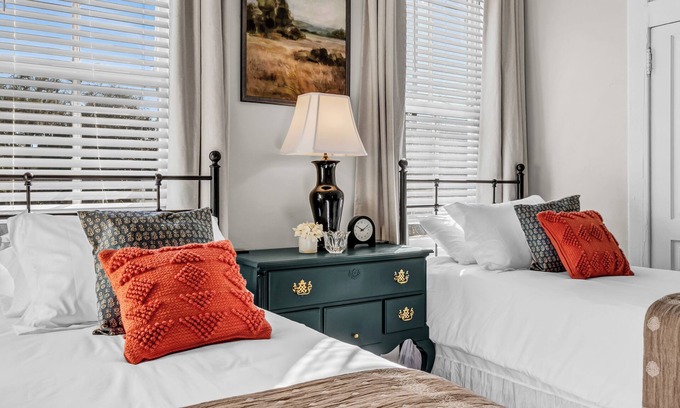 Historic Downtown Savannah House | Walk to Iconic Forsyth PkOff St PkgKingB1Gb WifiFull KitchenSmart TV, Ntflx