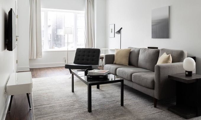 Pilsen Apartment | Walk to IMD, Eats, Bars | EZ Access + WD | Zencity