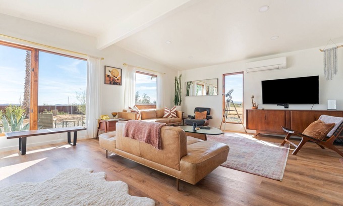Yucca Valley House | Walk to La Copine - Private Retreat Pool + Hot Tub