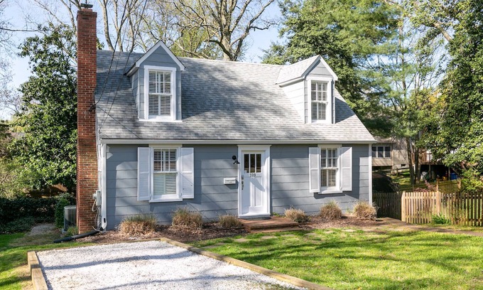 West Annapolis House | Walk to Navy stadium and restaurants from Captain’s Crossing Cape with Private deck and backyard