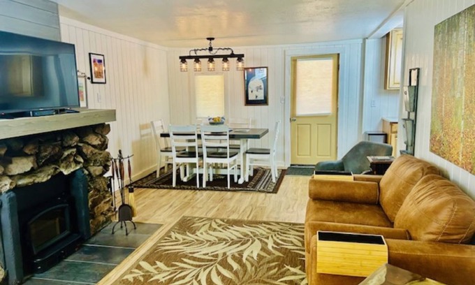 Grand Lake Cottage | Walking distance to Downtown and Grand Lake and Private Courtyard!