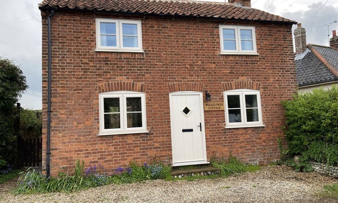 Hickling Cottage | WALLFLOWER COTTAGE, pet friendly, with open fire in Stalham
