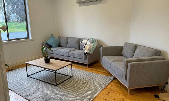 Bendigo House | Walnut House - Hargreaves St close to Lake Weeroona