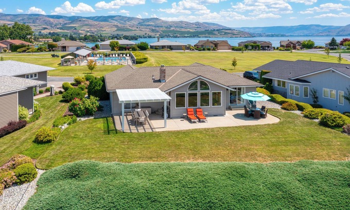 Wapato Point House | Wapato Point Pool Side Home Sleep 8, 3 Bed 2.5 Bath, Lake Views by Outdoor Pool