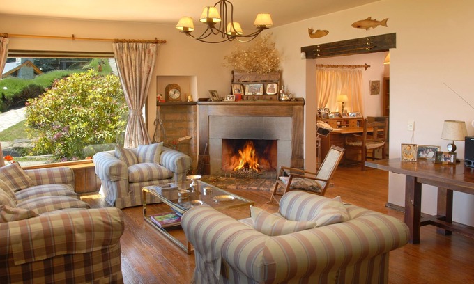 San Carlos de Bariloche House | Warm House on the Edge of Lake H28