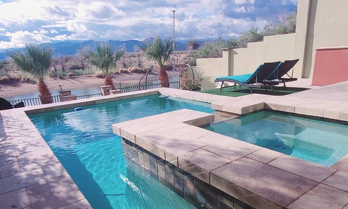 Bullhead City House | WATERFRONT! Bring your own boat! Fits large families, 3 living rooms 7 bedrooms