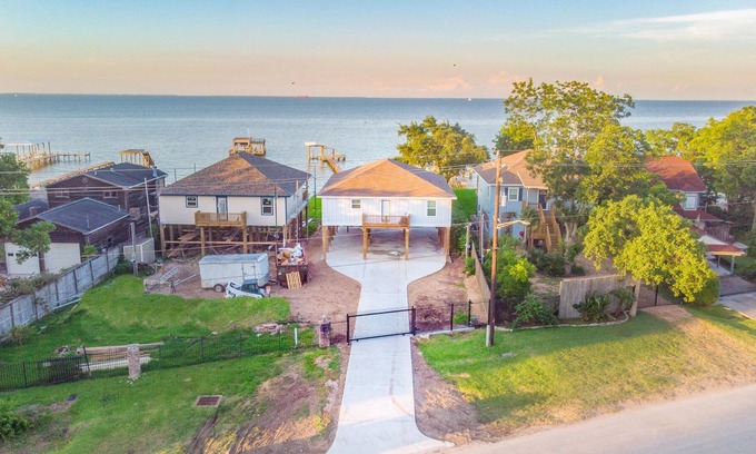 Bacliff House | Waterfront Bungalow with Pier
