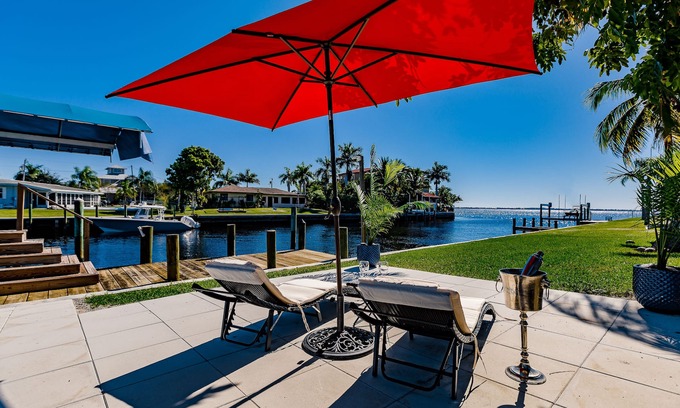 Edgewater House | WATERFRONT MODERN 4/2 FLORIDA HOME POOL BOAT DOCK AND LIFT DIRECT GULF ACCESS
