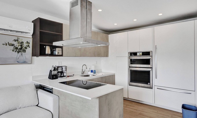 North Beach Apartment | Waves on Walnut