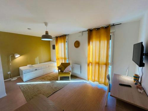 Barbatre Apartment | We Live In R - Suite 101