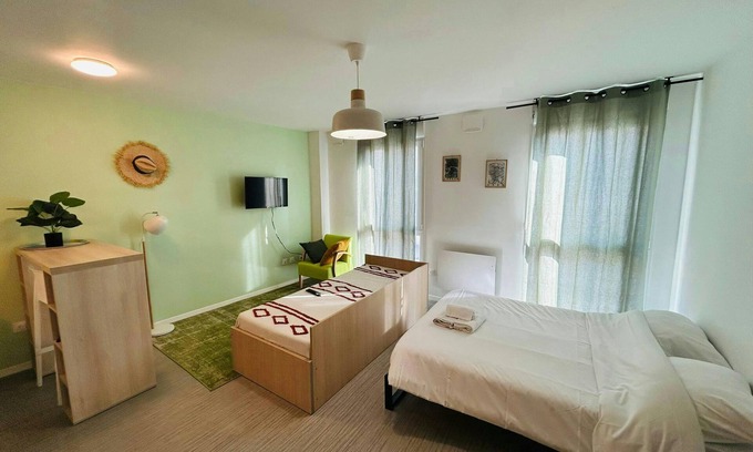 Barbatre Apartment | We Live In R - Suite 102