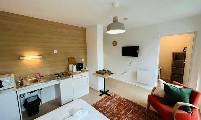 Barbatre Apartment | We Live In R - Suite 103