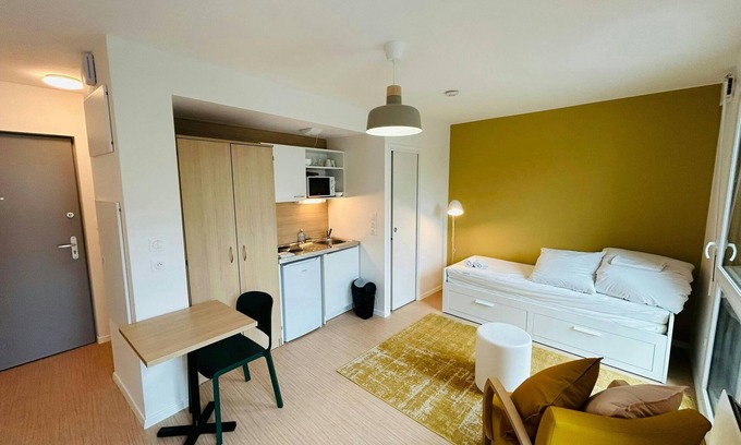 Barbatre Apartment | We Live In R - Suite 202