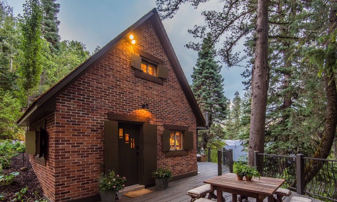 Sundance Cottage | Wee Cottage- Unparalleled Charm, Tiny House, Enchanting Setting, Hot Tub