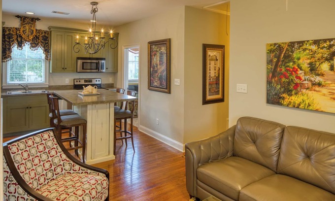 Historic District - North Cottage | WEEKNIGHT DISCOUNTS! Charming Carriage House w private Garage Parking!