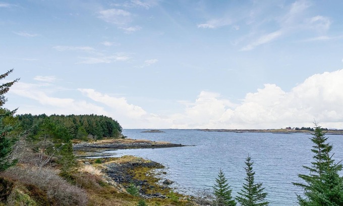 Smøla House | Welcome to the island of Smøla and this charming cottage on a sheltered and quiet bay.