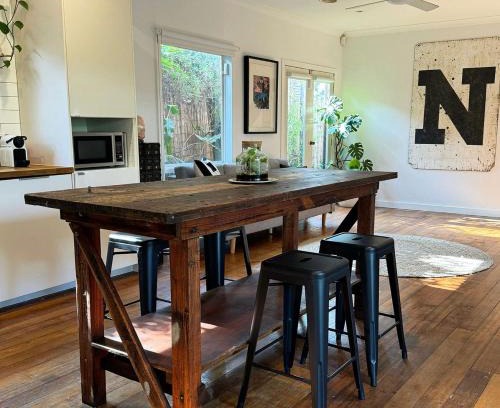 Glenroy House | Welcome to The Roy - Family home close to airport and train!