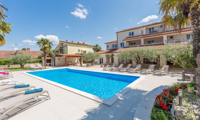 Mali Maj Apartment | Well-kept garden with pool and barbecue, air conditioning, close to the beach