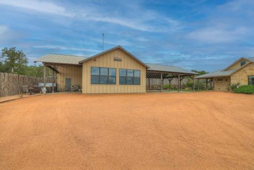 Fredericksburg House | West End Nest with Hot Tub!