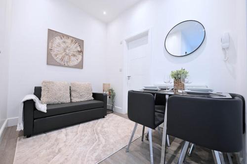West Hendon Apartment | West Hendon Apt with Parking