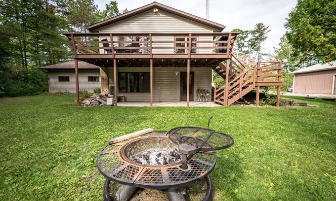 Sturgeon Bay House | Whispering Pines By The Bay, quiet seclusion near water and town