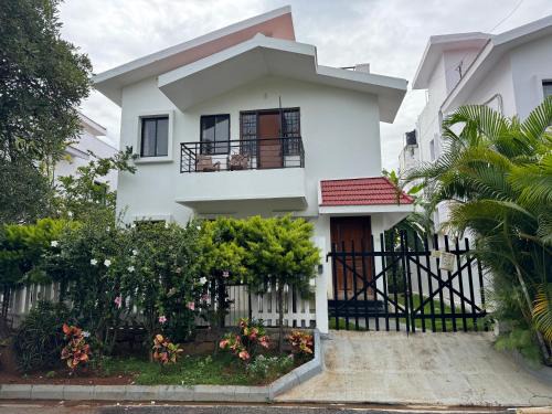 Hosur Villa | White House