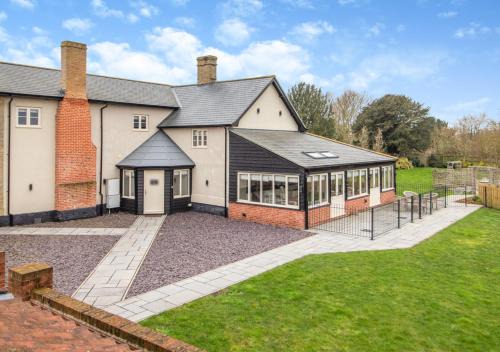 Halesworth House | White House Lodges - Dragonfly