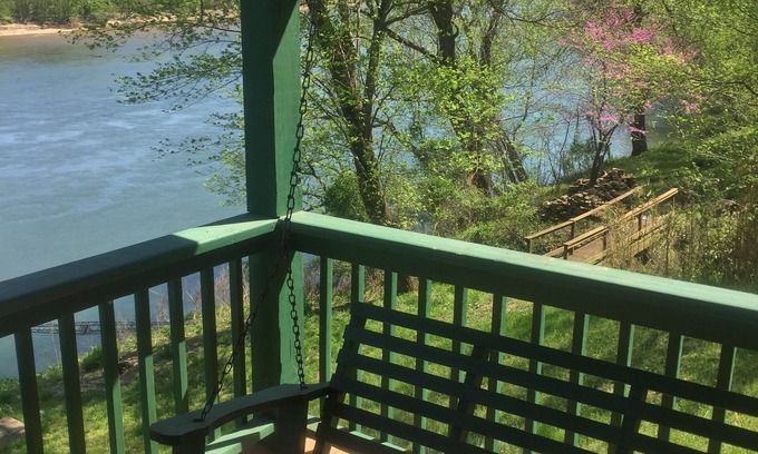 Flippin Cabin | White River Bank Cabin!Eagle Watching, World Class Trout Fishing Off The Dock,