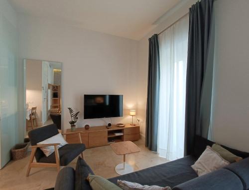 San Lorenzo Apartment | White Suite Alameda