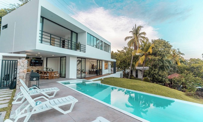 Xanadu Villa | White Swan Beach House w/Ocean Views & Private Beach