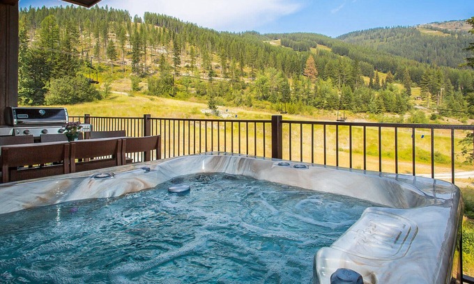 Whitefish Ski Chalet | Whitefish Luxury Chalet Private Hot Tub Sleeps 8
