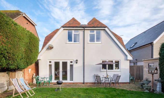 Swalecliffe House | Whitstable's Beachcombers, sleeps 10, Dog friendly