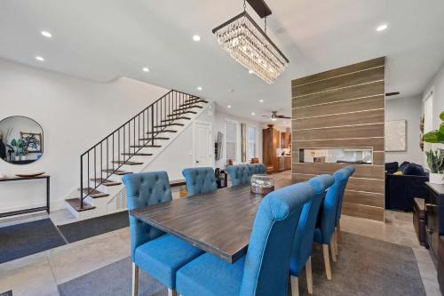 West Town House | Wicker Park 6bd 4ba, Steps from CTA, Parking Incl home